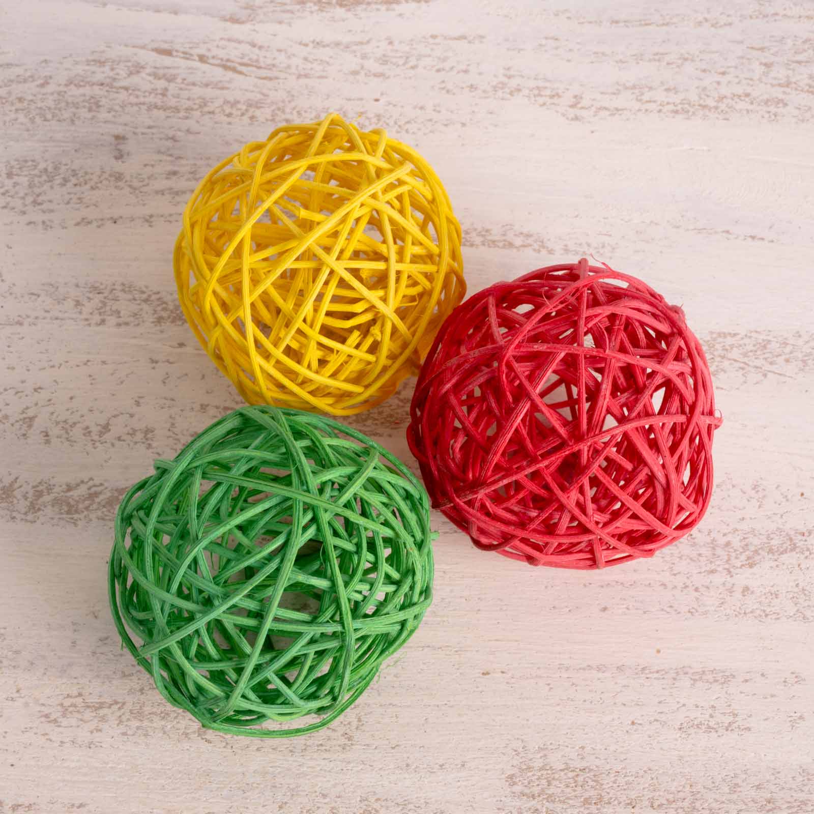 rico-s-futterkiste-rankenkugel-bunt-8cm-papageienspielzeug image 2