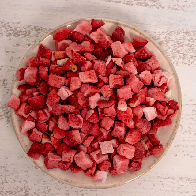 rico-s-futterkiste-erdbeere-st-cke-vogelsnack-50-g-fruchtig image 1