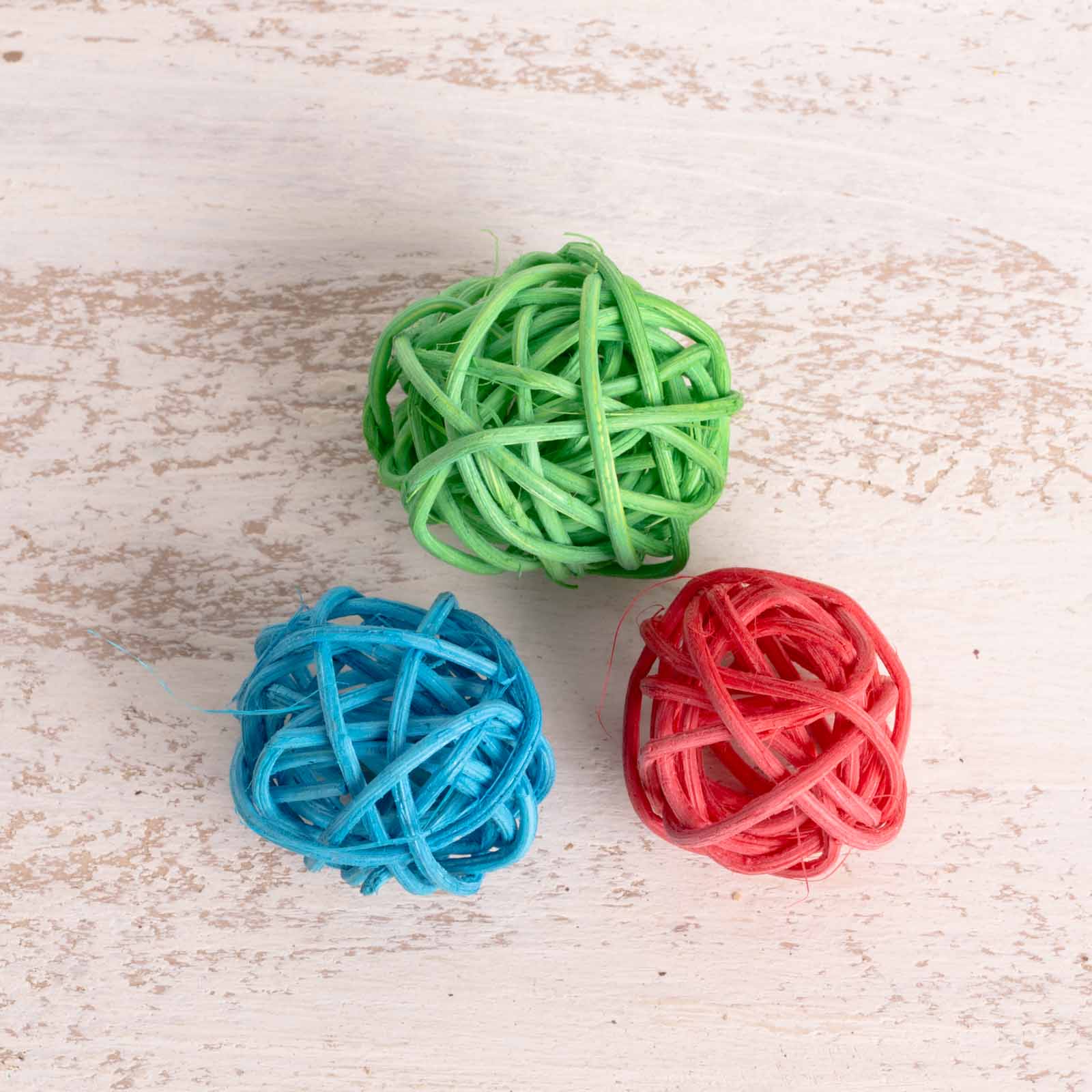 rico-s-futterkiste-rankenkugel-vogelspielzeug-bunt-2-5-cm image 2