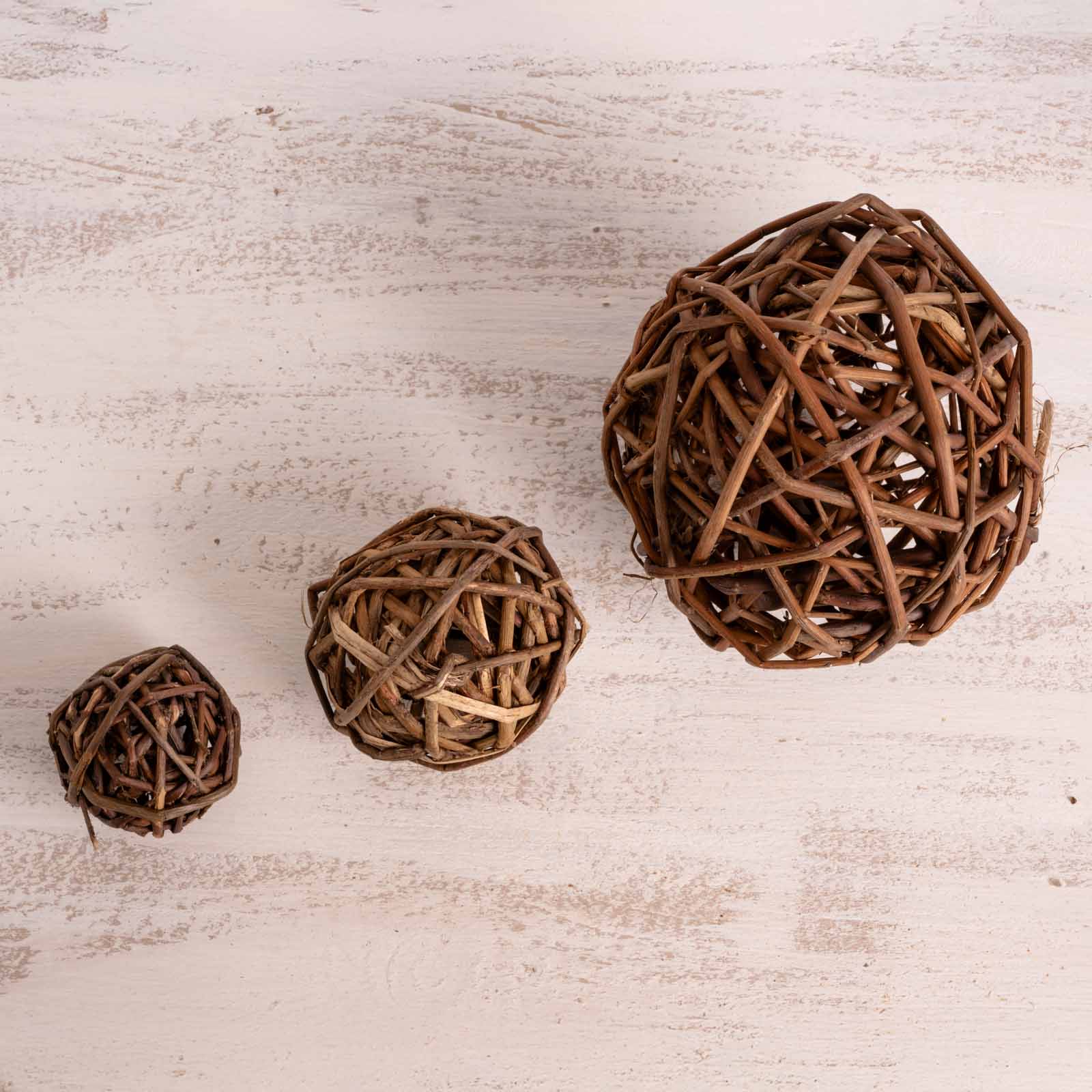 rico-s-futterkiste-weidenkugel-papageienspielzeug-natur-12-cm image 2