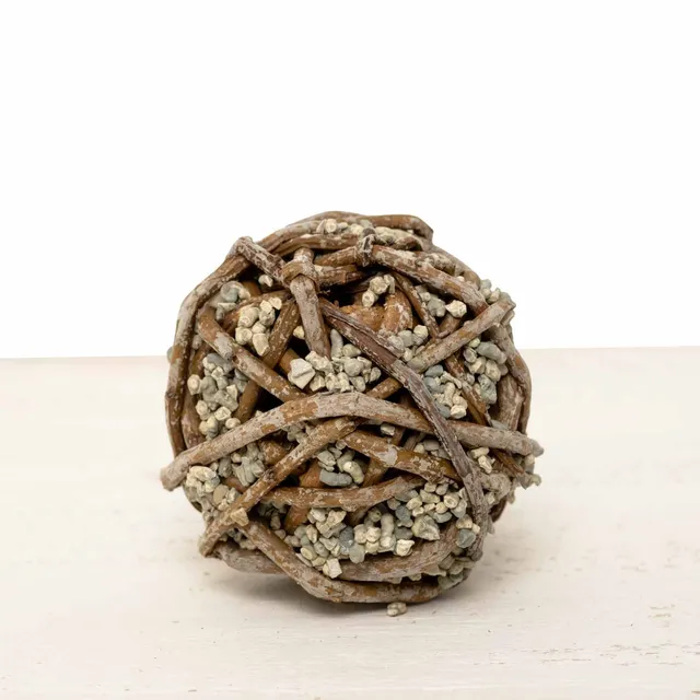 rico-s-futterkiste-weidenkugel-klein-papageienspielzeug-mit-grit-5-cm image 1