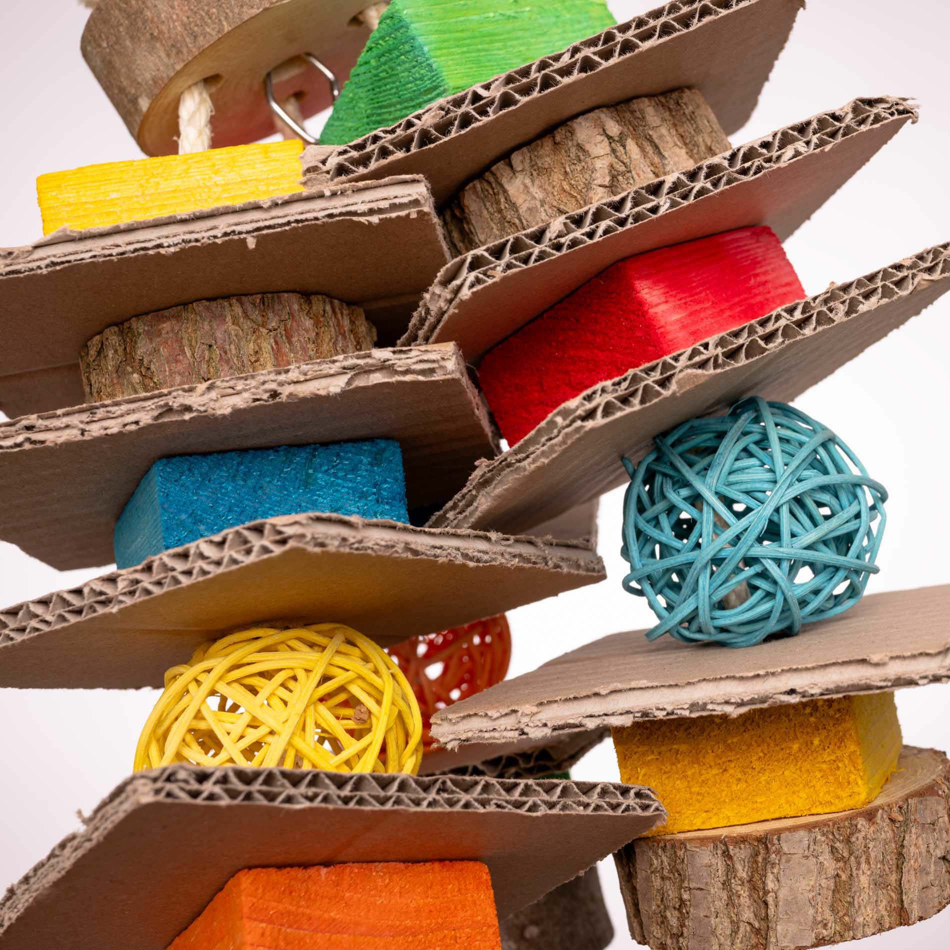 rico-s-futterkiste-schredderspiel-papageienspielzeug-rebenkugeln-holz image 2