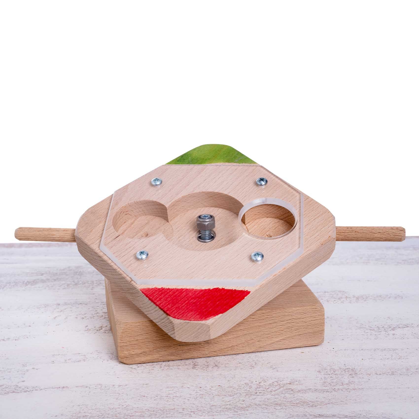 rico-s-futterkiste-wipp-brett-intelligenzspielzeug-papagei-20-cm image 3