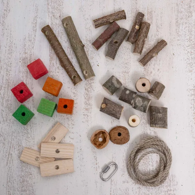rico-s-futterkiste-mini-bastelset-sittichspielzeug-30-teile-holz image 1