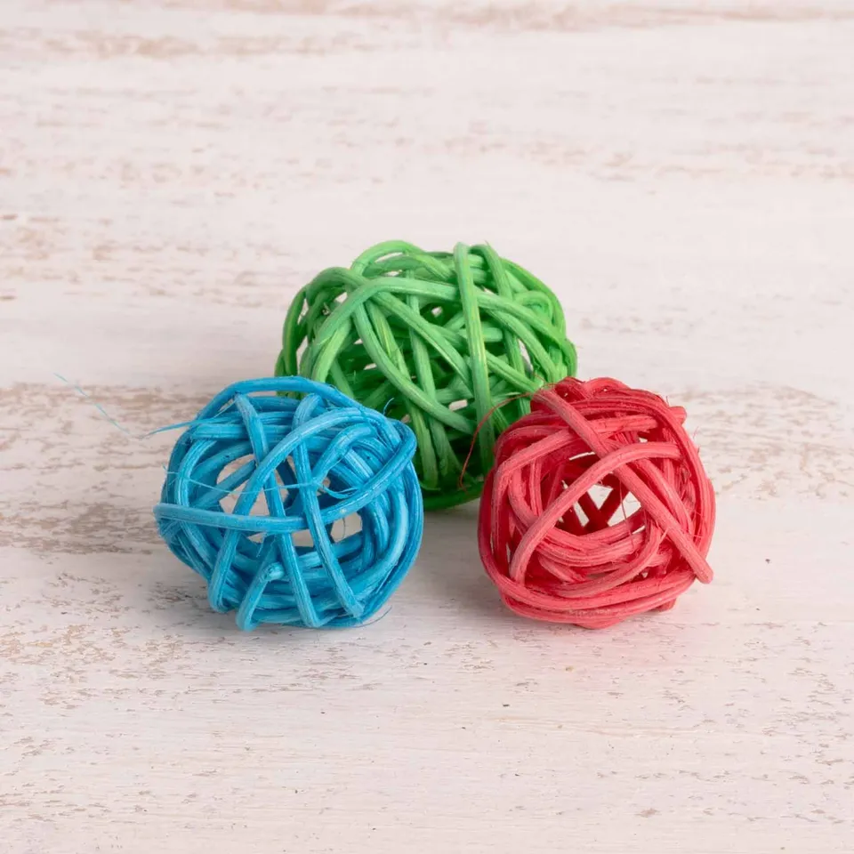 rico-s-futterkiste-rankenkugel-vogelspielzeug-bunt-2-5-cm image 1