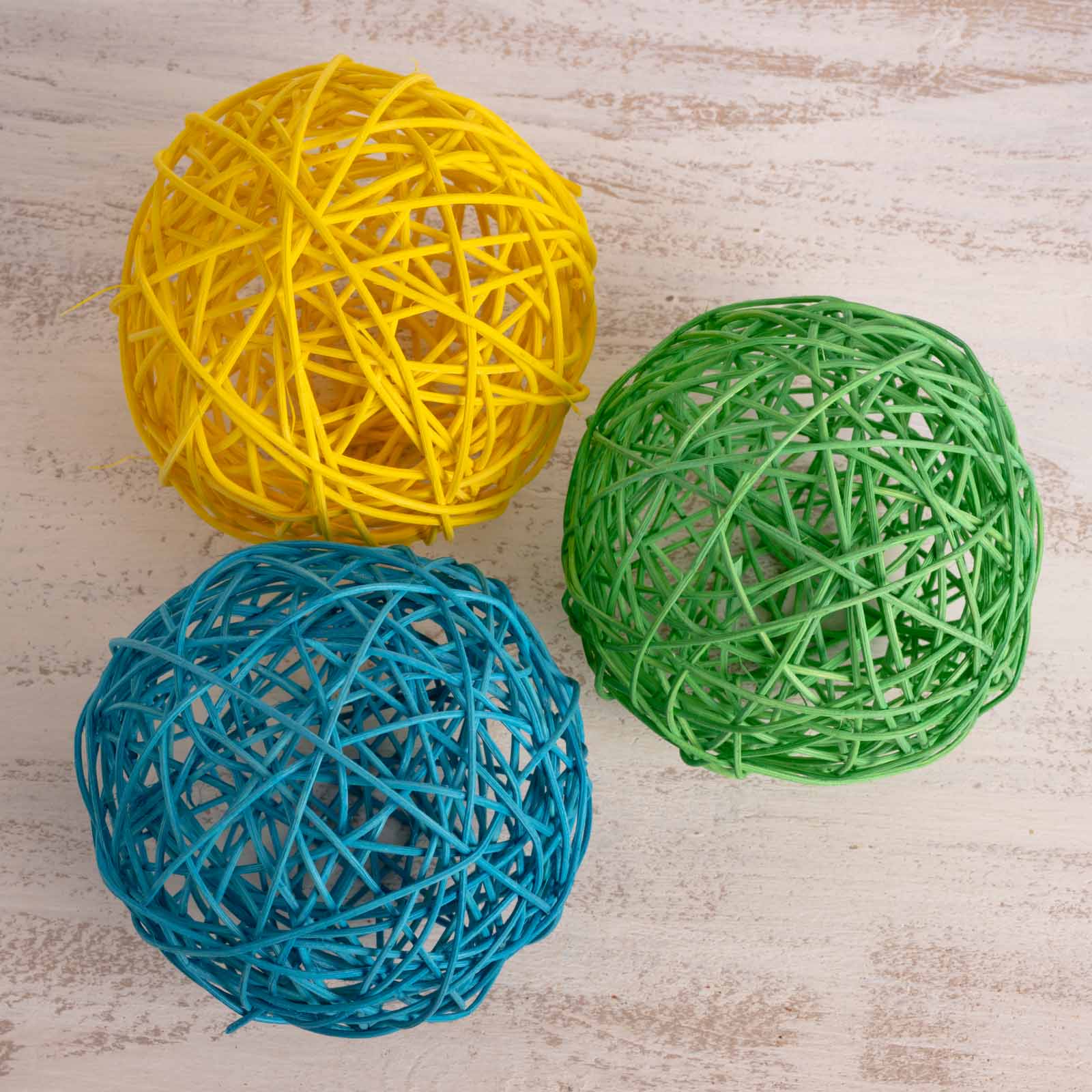 rico-s-futterkiste-rankenkugel-bunt-papageienspielzeug-12-cm image 2