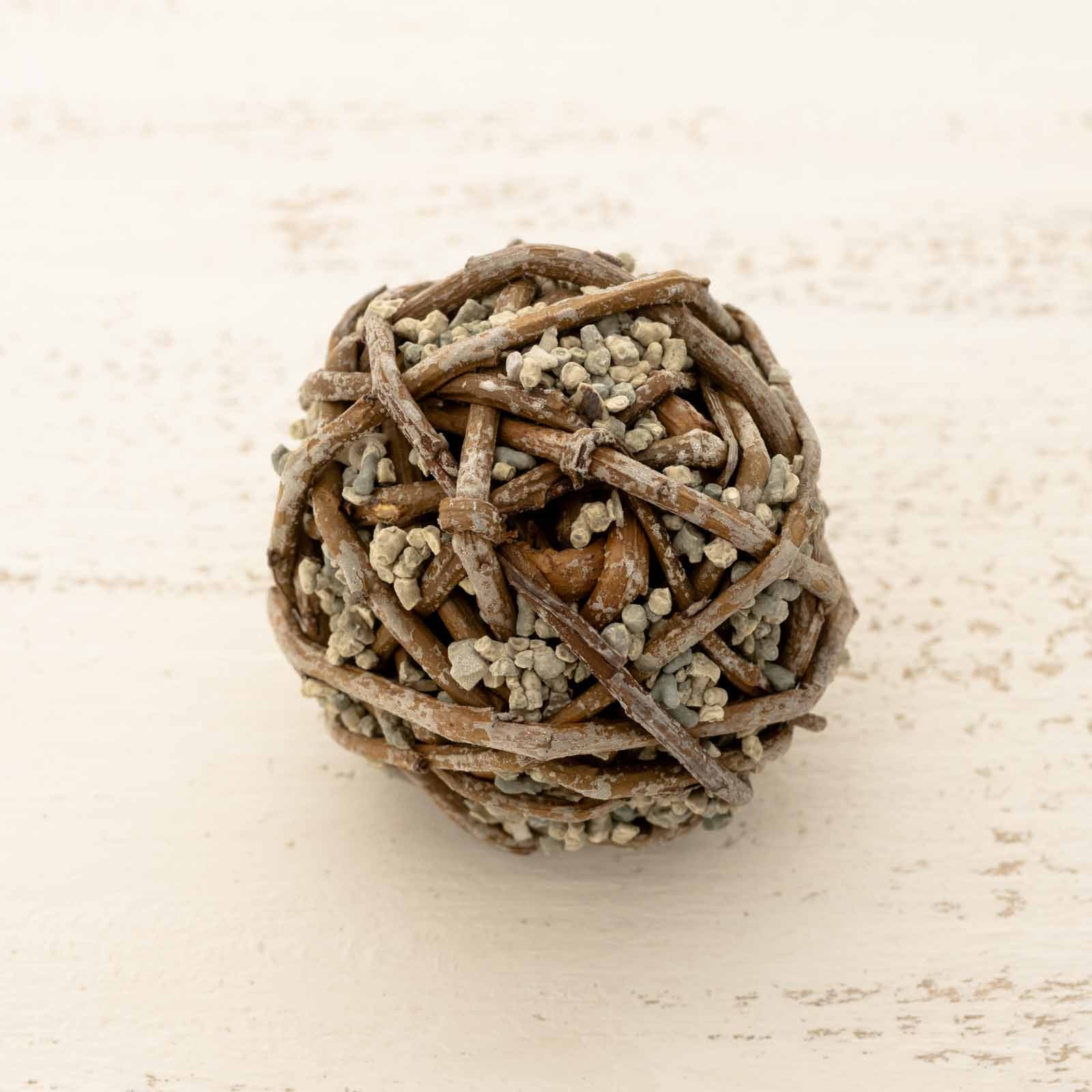 rico-s-futterkiste-weidenkugel-klein-papageienspielzeug-mit-grit-5-cm image 2